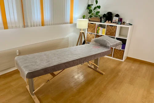 Liebscher & Bracht Therapieliege im Behandlungsraum Basel